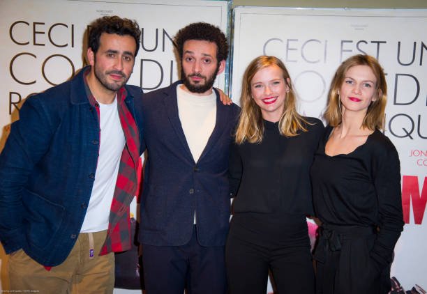 Les acteurs français Jonathan Cohen, William Lebghil et les actrices françaises Camille Razat, Margot Bancilhon à l'avant-première "Ami Ami" au cinéma ugc cine cite les halles.