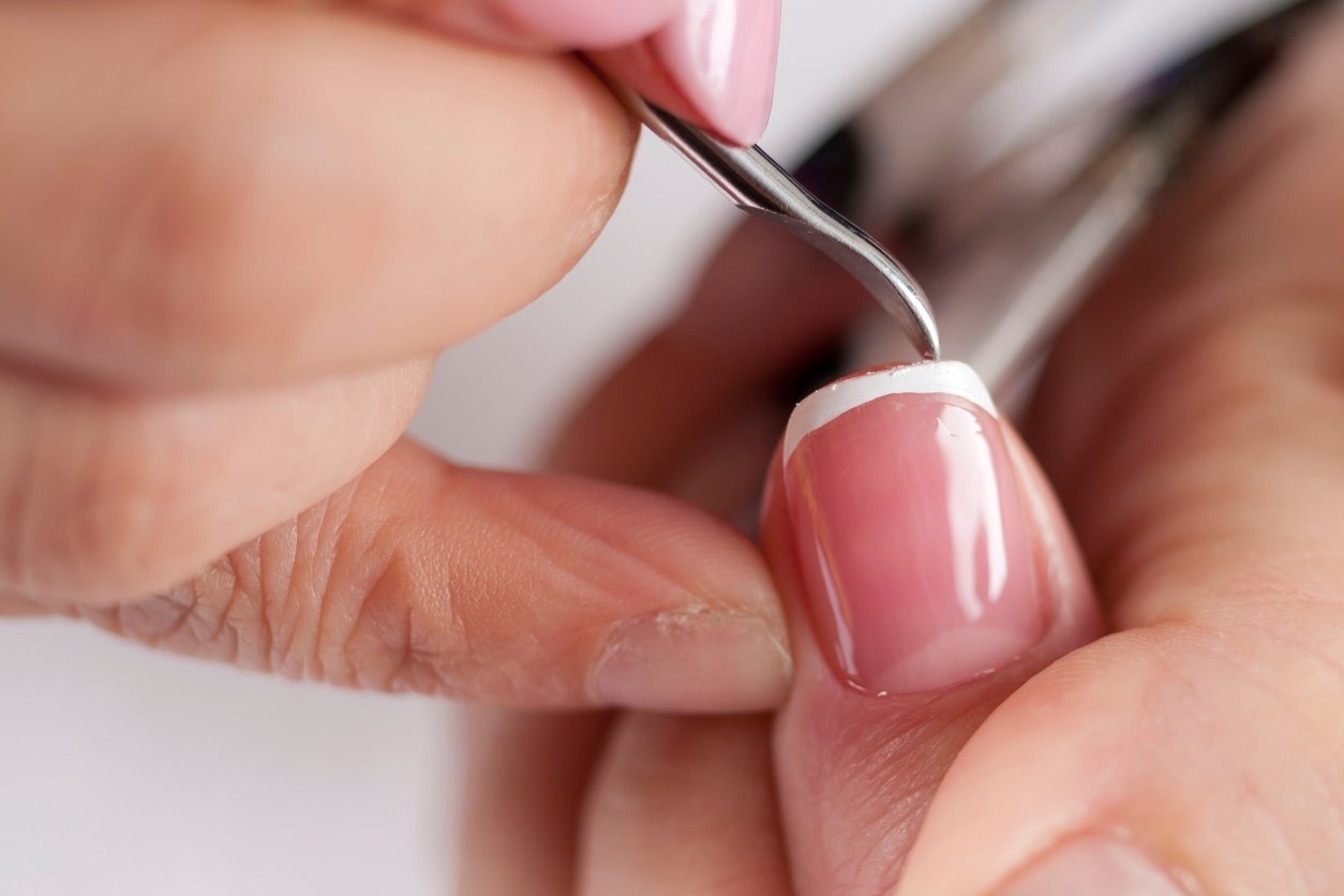 femme en train de réaliser la french manucure