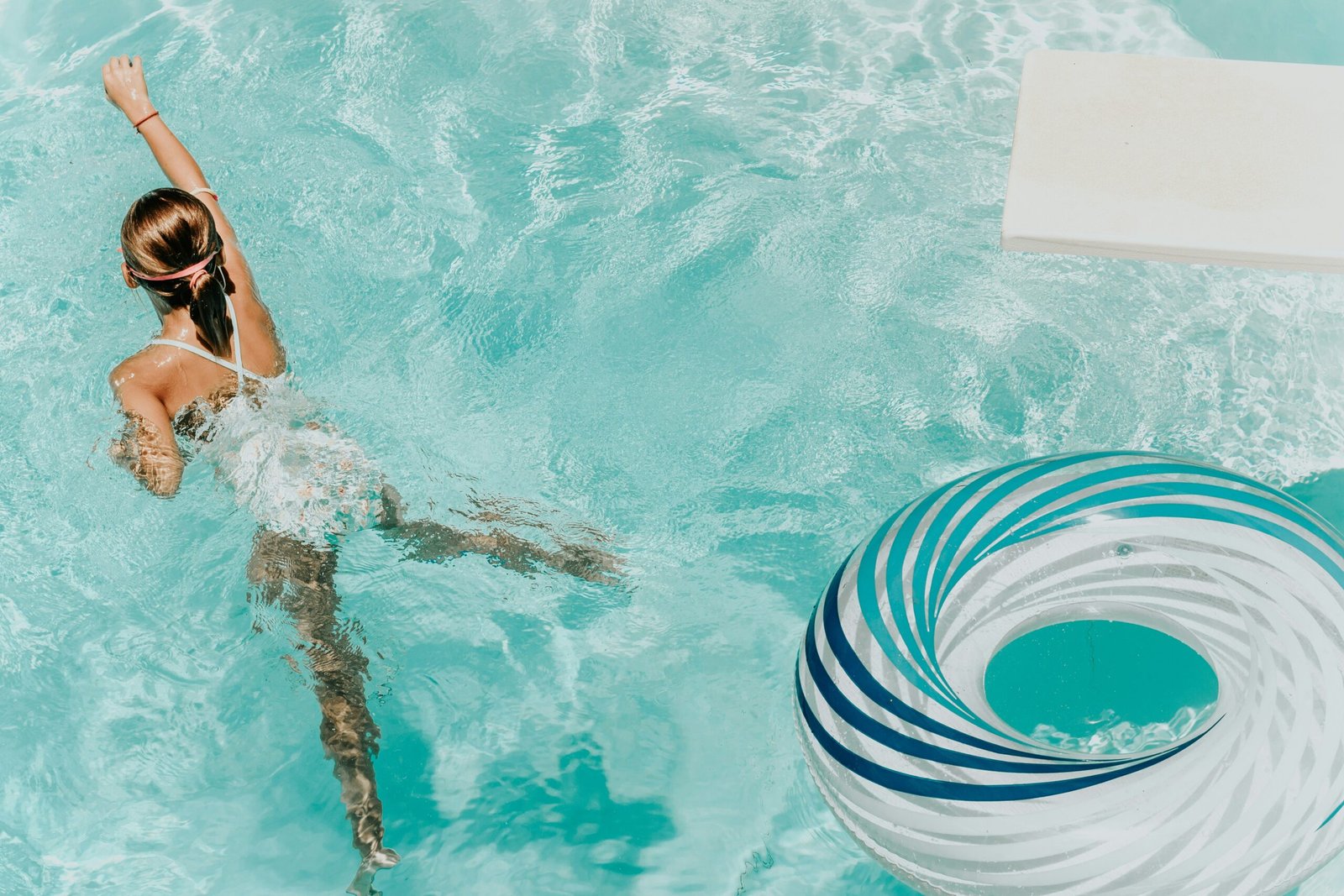 petit enfant dans une piscine à l'hôtel