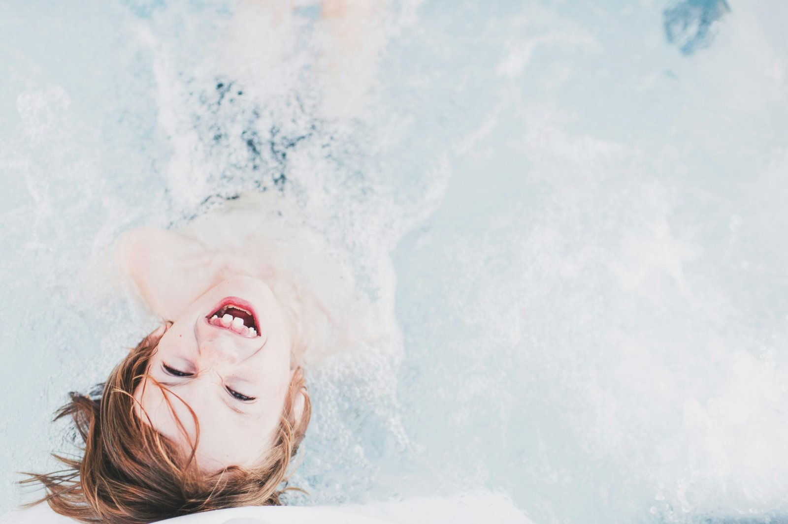 enfant joyeux nageant dans une piscine