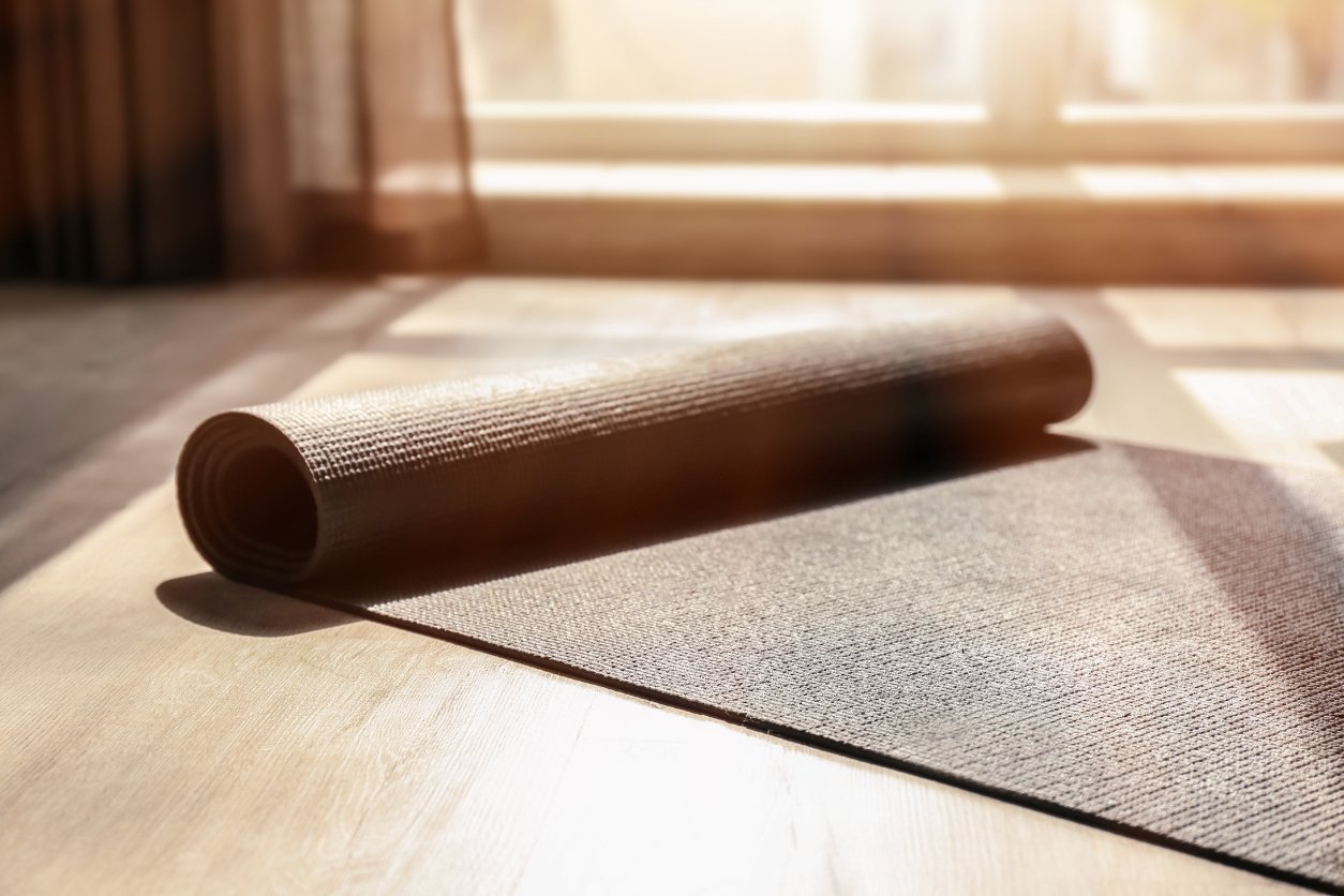 tapis de yoga sur le sol