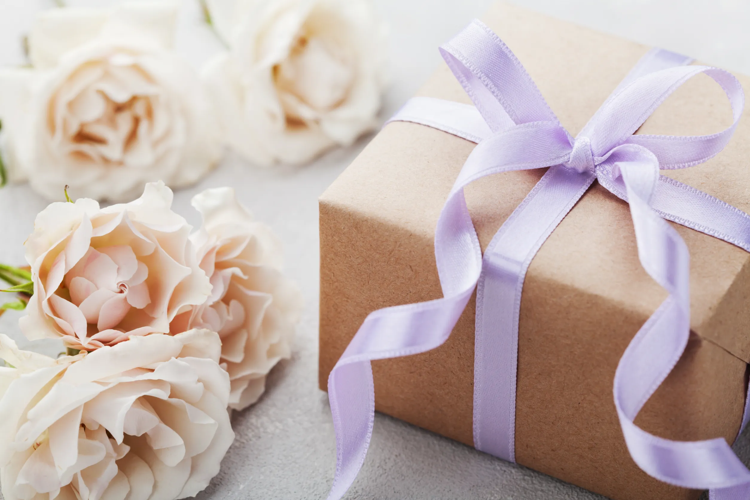 un emballage de cadeau de mariage avec une fleur à côté