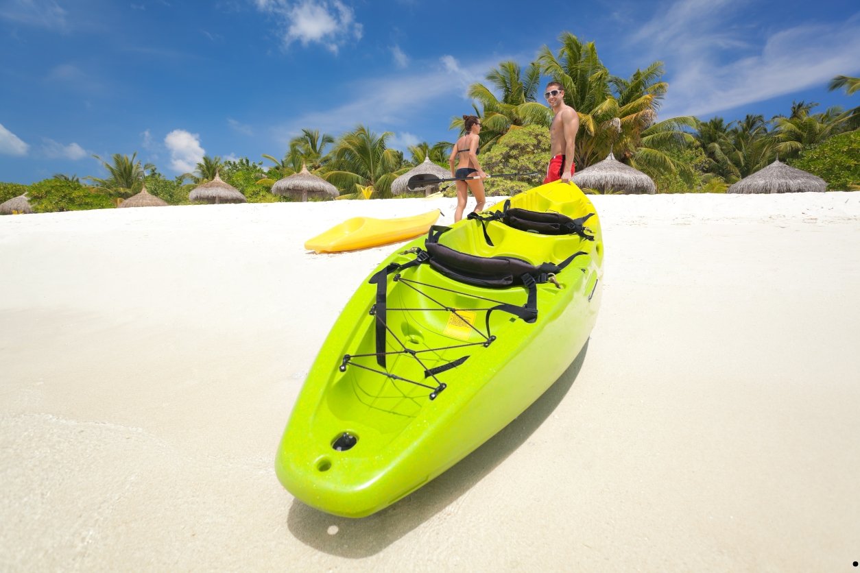 un kayak de mer sur la plage