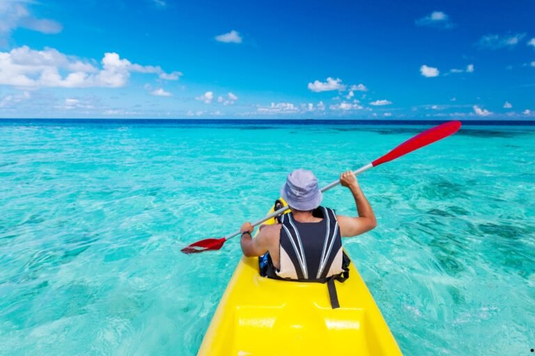 un homme sur un kayak de mer sur les maldives