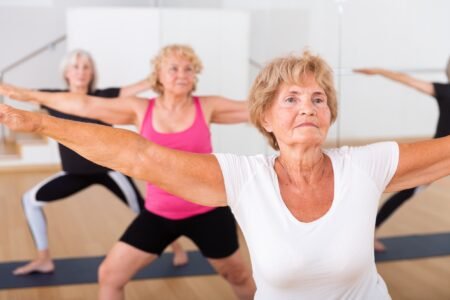 personnes âgées pratiquant une activité physique