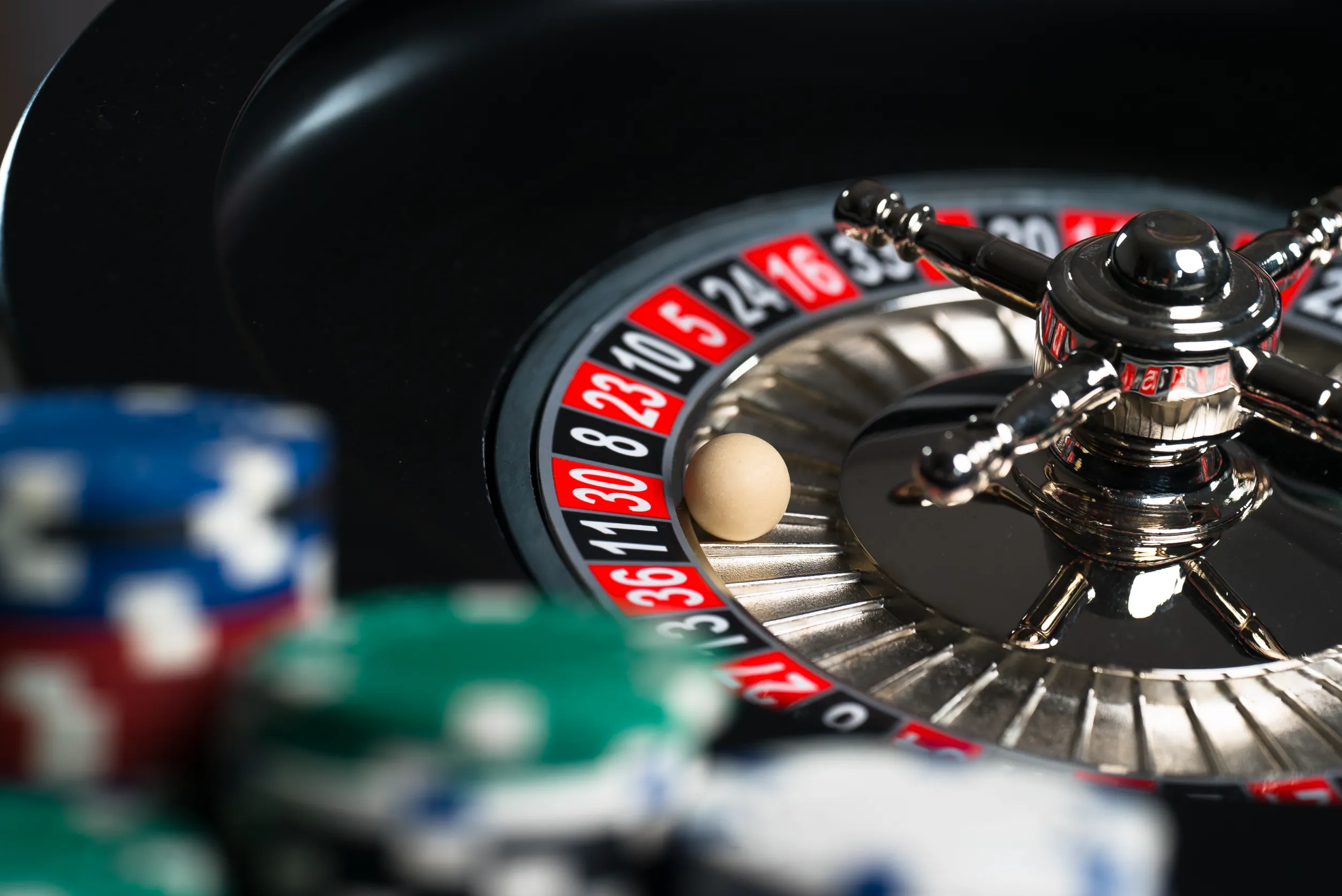 roulette de casino, jeu de poker, jeu de dés, jetons de poker sur une table de jeu