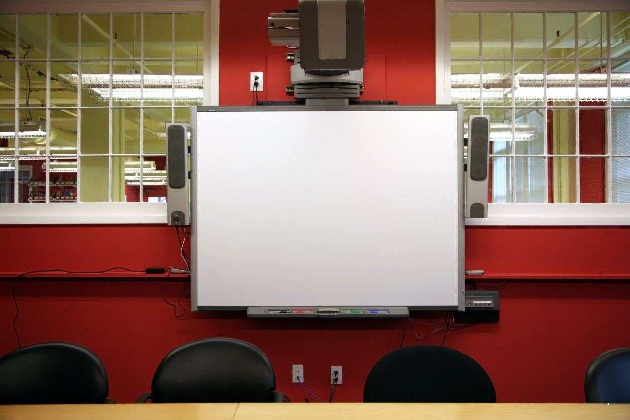 tableau interactif dans une salle de réunion