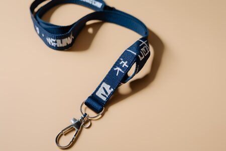 tour de cou isolé sur fond