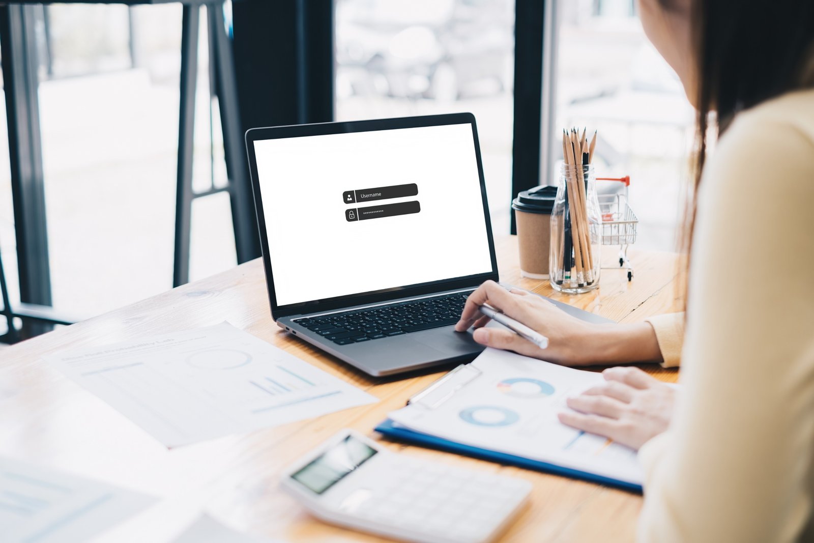 employée se connectant à son compte en entreprise