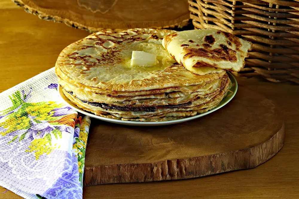 assiette de crêpes sur une table rustique