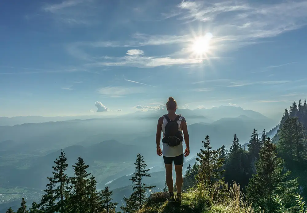 endurance et résistance, jeune femme en haut d'une montagne