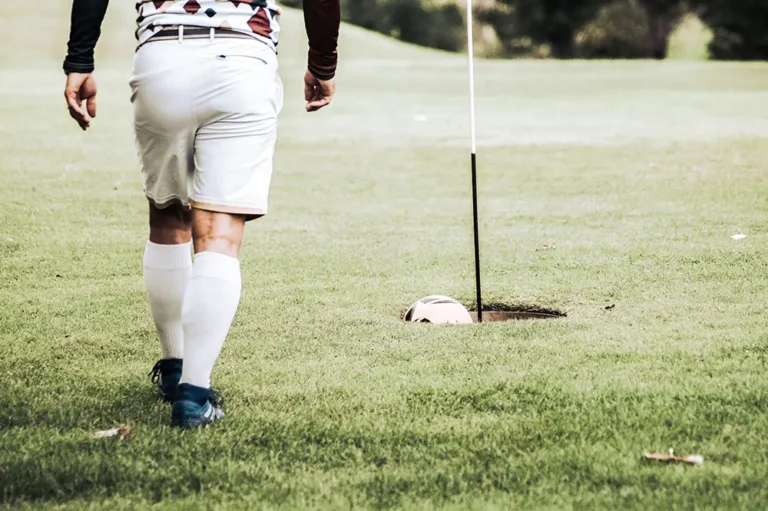 Joueur de Footgolf qui vient de mettre le ballon dans le trou