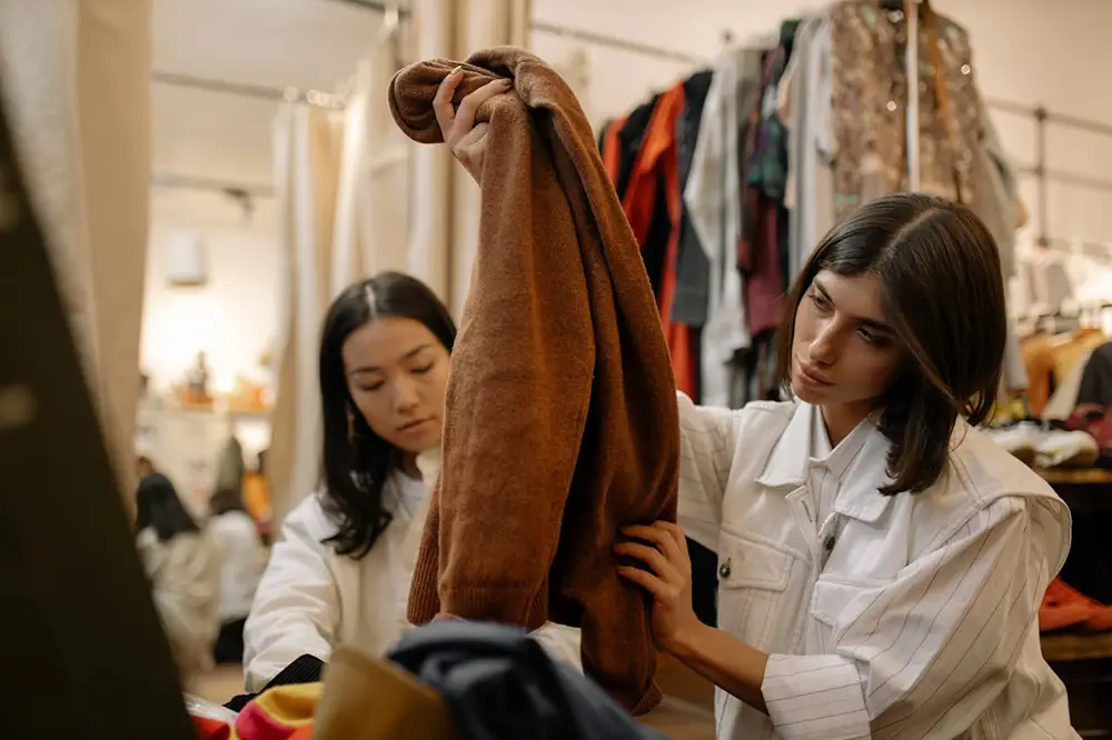achat de vêtements d'occasion dans une friperie