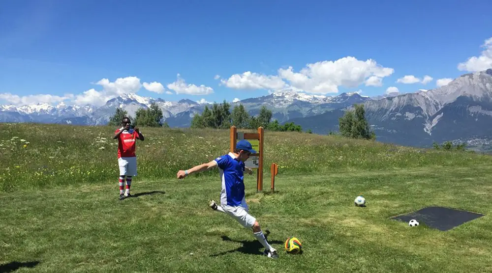 tir d'un joueur au départ d'un trou de footgolf