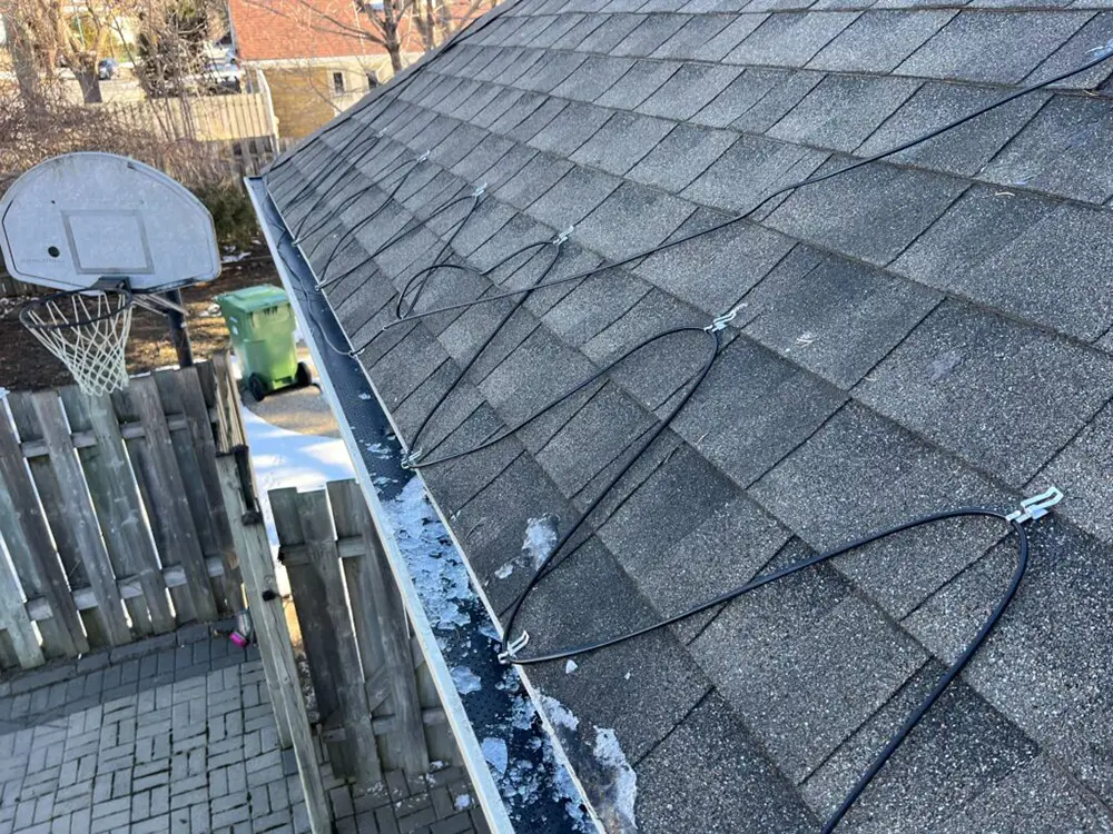 installation de fils chauffants sur le toit pour l'hiver