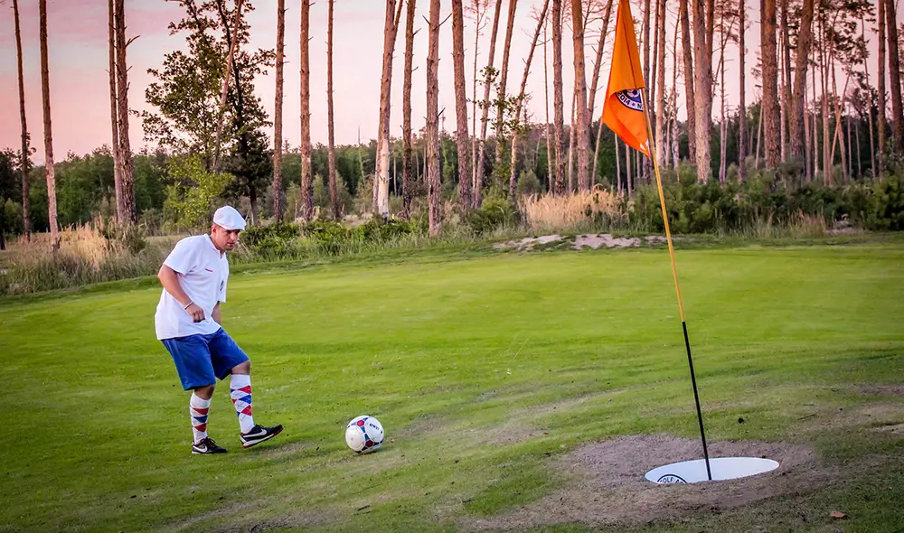 tir sur le green pendant une compétition de footgolf