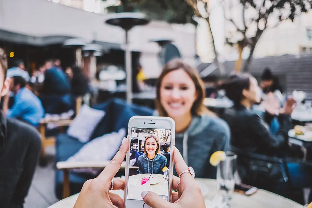 selfie photo sur une terrasse d'un restaurant