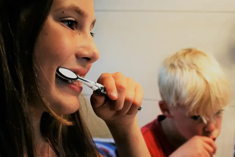 brossage de dents en famille à la maison