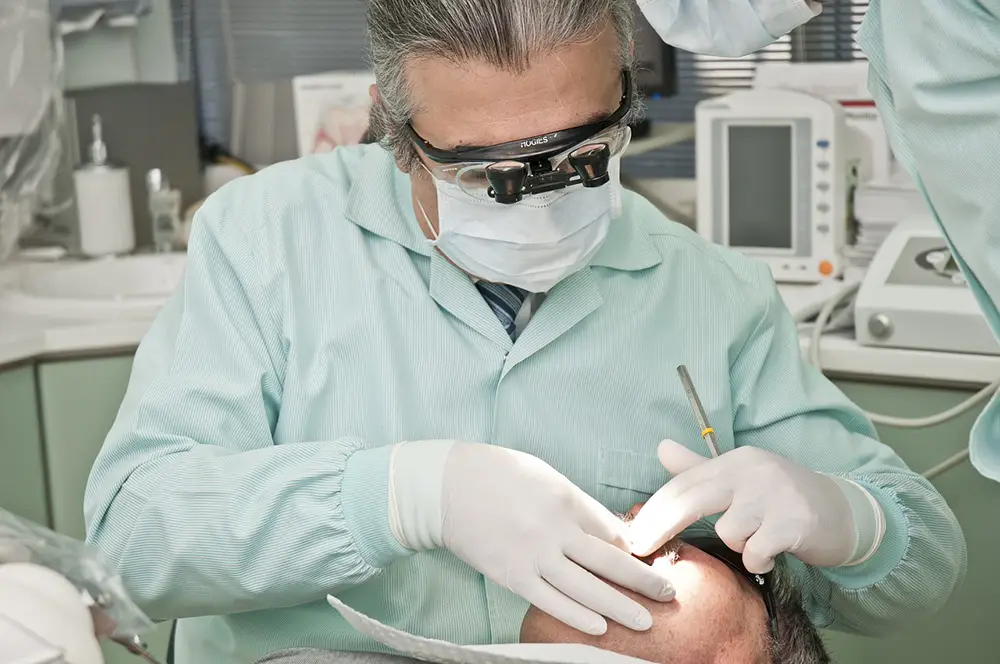 visite régulière chez le dentiste pour une vérification de la santé de vos dents