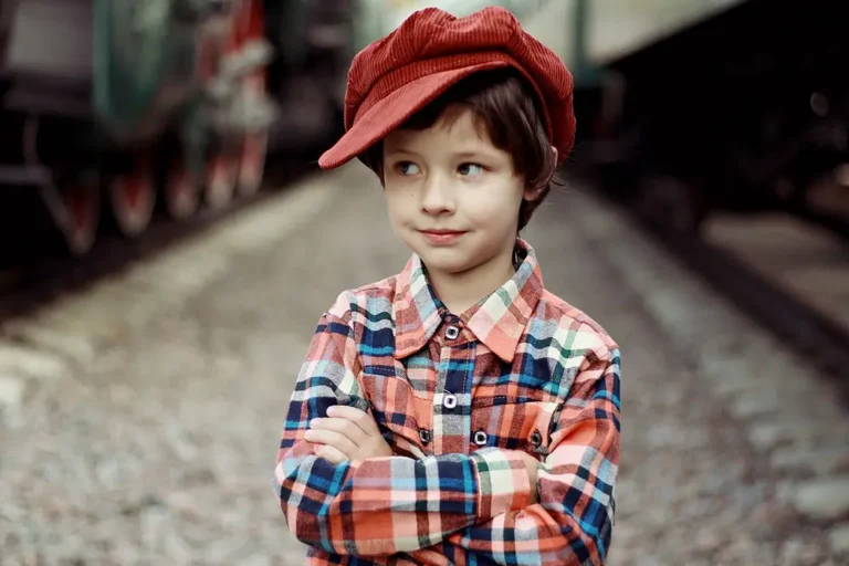 la mode et les enfants, gamin habillé tendance avec une chemise colorée et une casquette