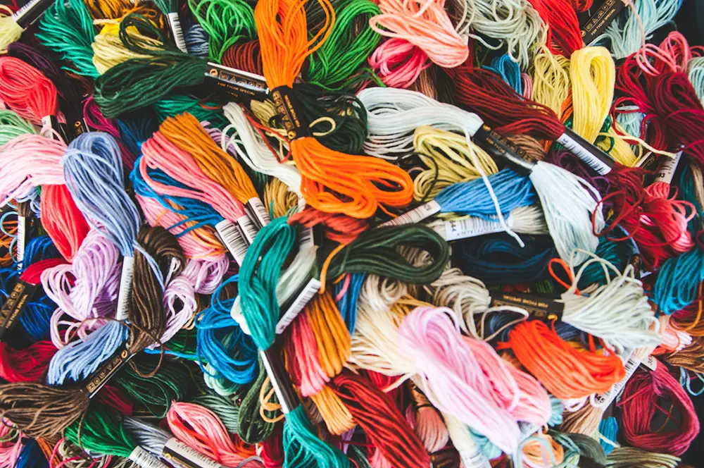 broderie, laines de différentes couleurs