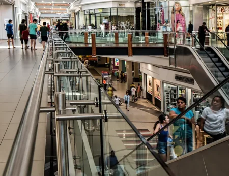 Le rôle des écrans dans les centres commerciaux (Val d’Europe, Rosny 2, Vélizy 2) centres commerciaux modernes avec escalators et écrans marketing