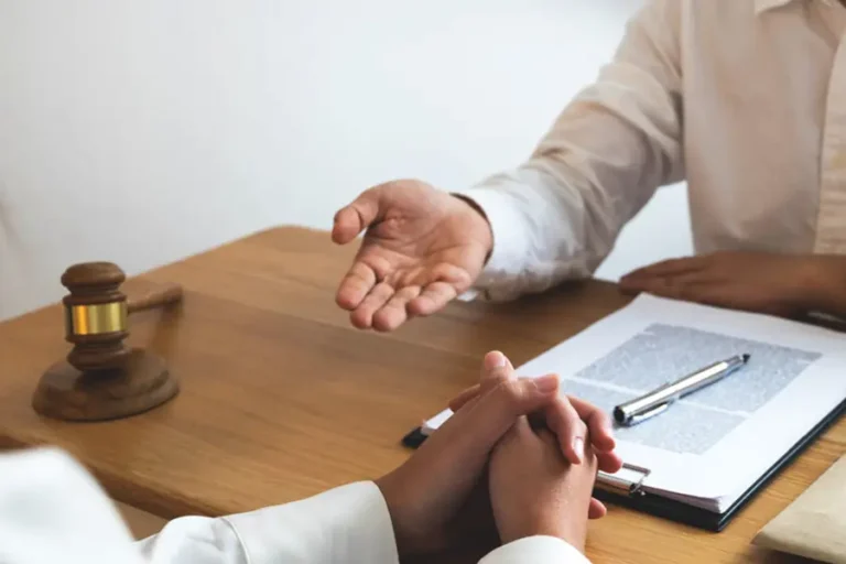consultation chez un avocat criminaliste concernant la location d'un bien immobilier