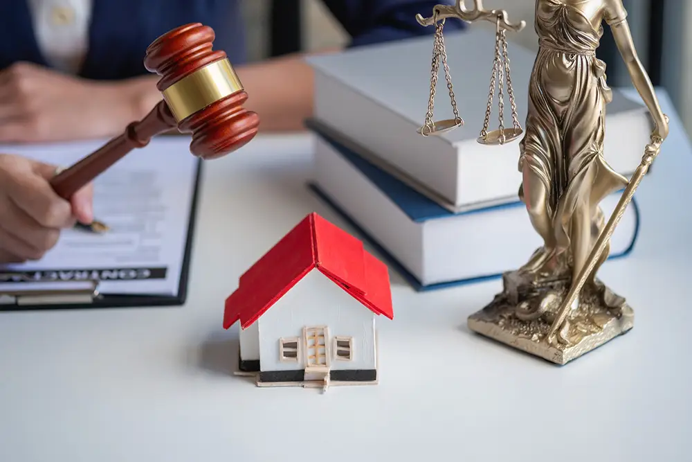 symbole du marteau de la justice et immobilier