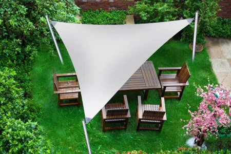 vue de haut: voiles d'ombrage triangulaire fait sur mesure dans un jardin