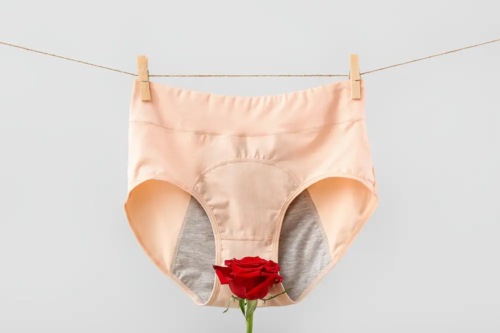 culotte menstruelle étendue sur une corde à linge