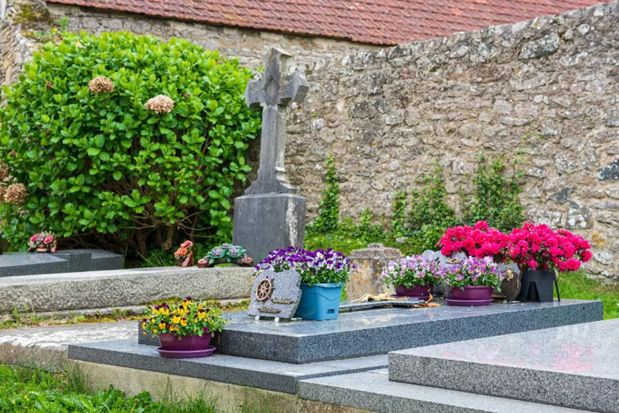 tombe joliment décorée et fleurie dans un cimentière
