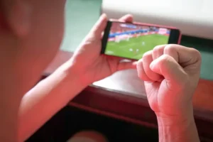 Un homme regardant un match de football sur Streamonsport
