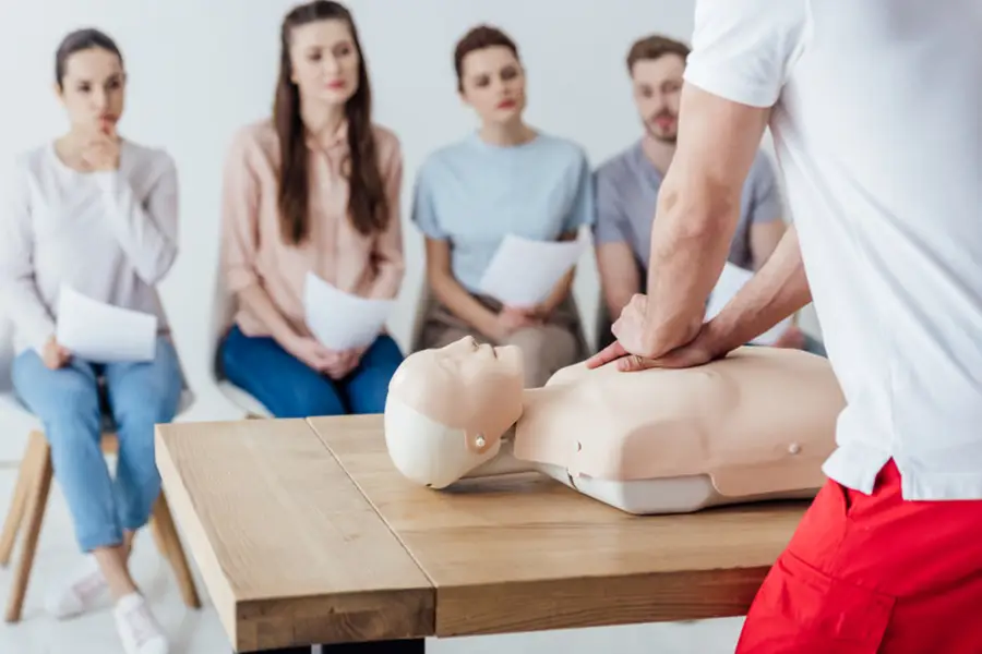 formation secourisme avec mannequin