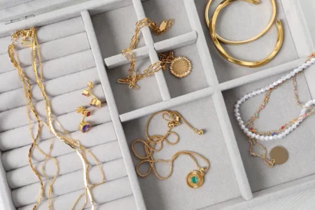 Bijoux minimalistes ou pièces fortes : que choisir cette saison ? choix de bijoux cette saison