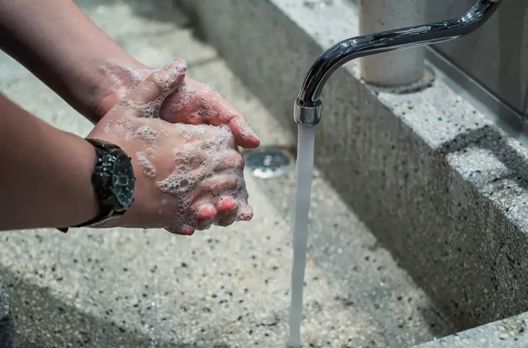 lavage de mains pour limiter les risques sanitaires