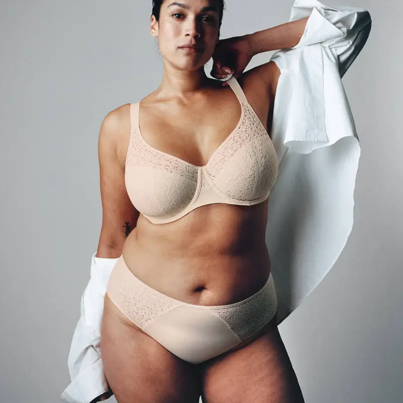 femme ronde en sous-vêtements