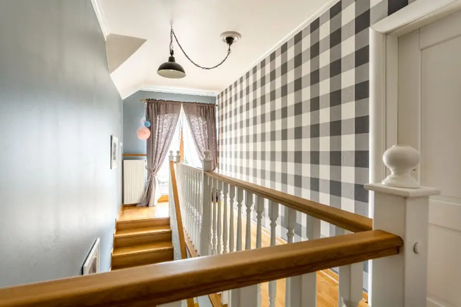 finitions escalier en bois rambarde