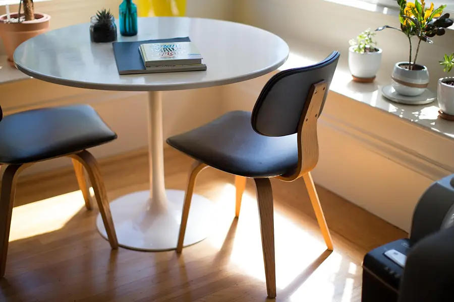 petite table ronde accompagnée de deux chaises