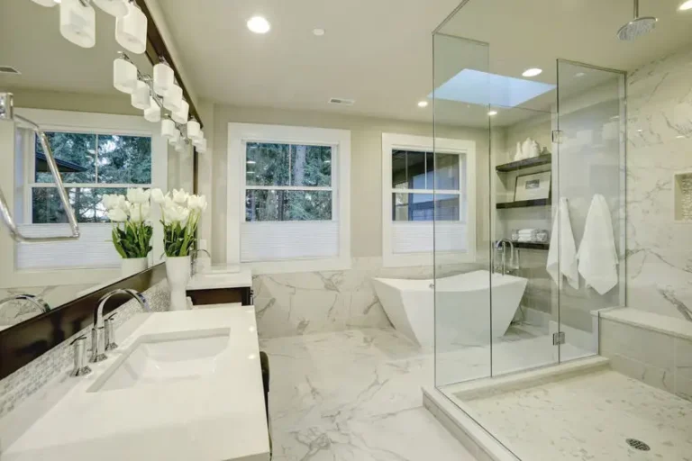 salle de bain rénovée avec douche à l'italienne