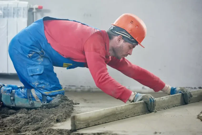 travaux d'un ouvrier pour une chape intérieure
