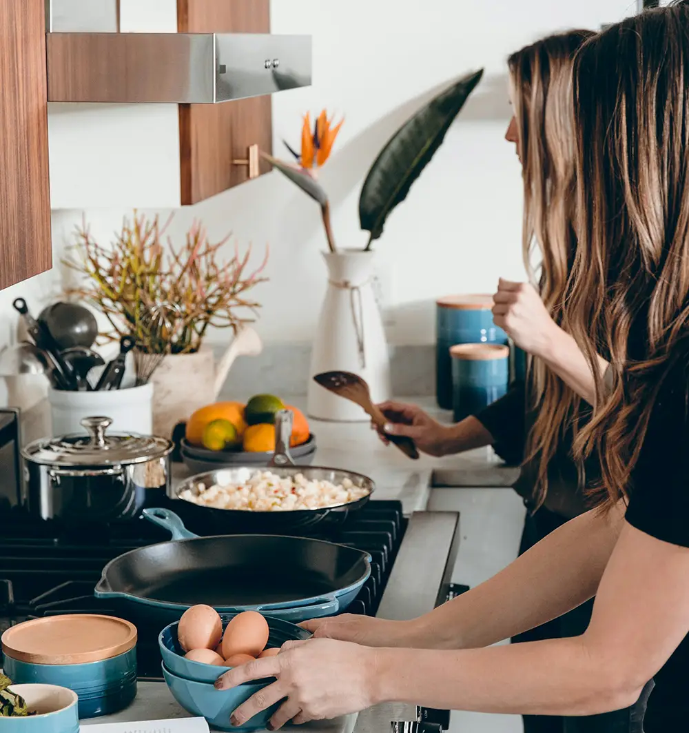 Cuisiner son repas dans une cuisine coute moins cher qu'aller au restaurant
