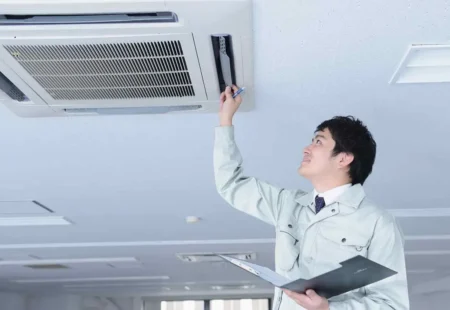 Air intérieur et santé : recommandations des experts Technicien expert vérifiant les systèmes d'aération intérieur et la qualité de l'air dans le bâtiment