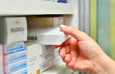 Armoire à pharmacie : 5 astuces pour ne plus jamais confondre vos boîtes de médicaments Boites de médicaments rangées dans une armoire à pharmacie