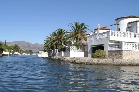 Empuriabrava : les meilleures routes nautiques pour une journée en mer Vue depuis l'eau d'un canal d'Empuriabrava La Venise espagnole