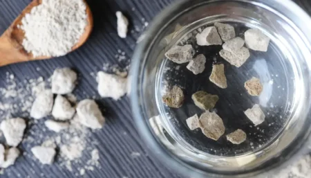 petites roches de Zéolithe clinoptilolite surfine