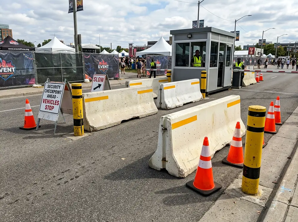 S&eacute;parateurs b&eacute;ton GBA et plots anti-intrusion d&eacute;ploy&eacute;s &agrave; l'acc&egrave;s v&eacute;hicule d'un &eacute;v&eacute;nement public en plein air