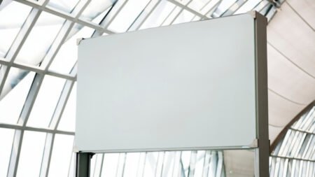 Comment choisir un panneau Dibond pour une signalétique extérieure longue durée ?