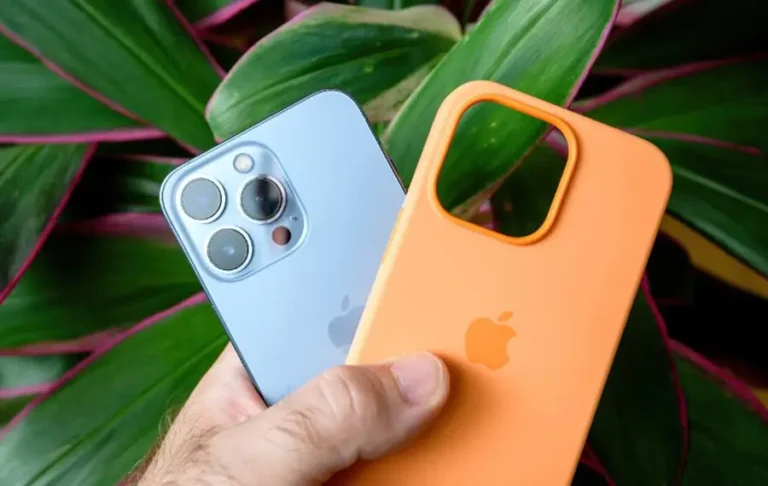 Gros plan sur un choix de coque iphone entre silicone et rigide