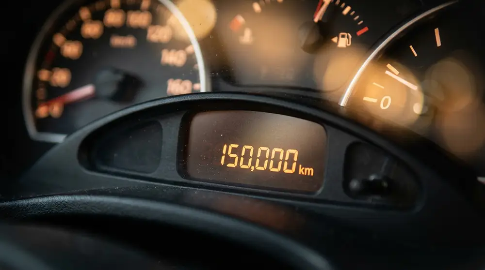 Gros plan sur un compteur kilom&eacute;trique affichant un kilom&eacute;trage &eacute;lev&eacute;