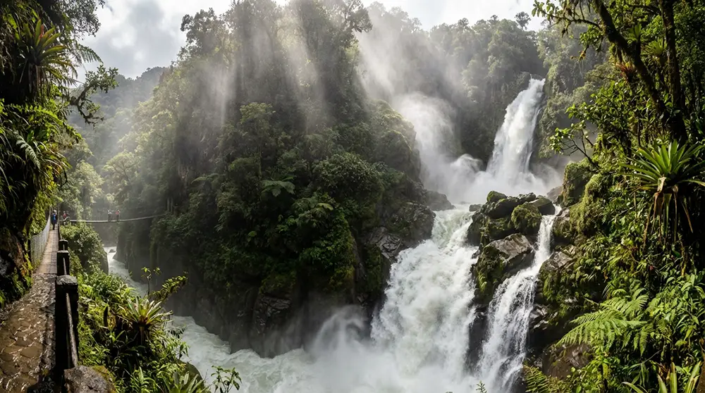La cascade Pail&oacute;n del Diablo de 80 m&egrave;tres pr&egrave;s de Ba&ntilde;os en &Eacute;quateur